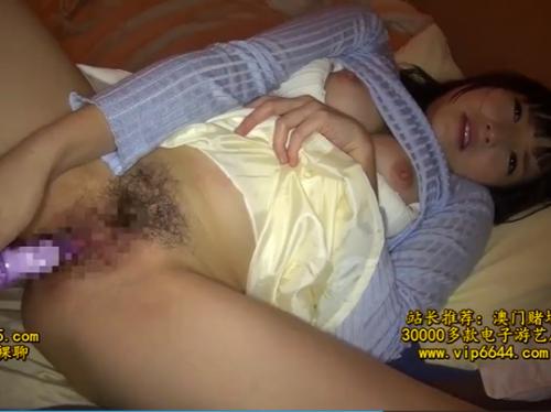 清楚系のロリ美少女が布団の中でバイブオナニーでマン汁垂れ流した後にたっぷり勃起チンポをフェラさせる【涼川絢音】