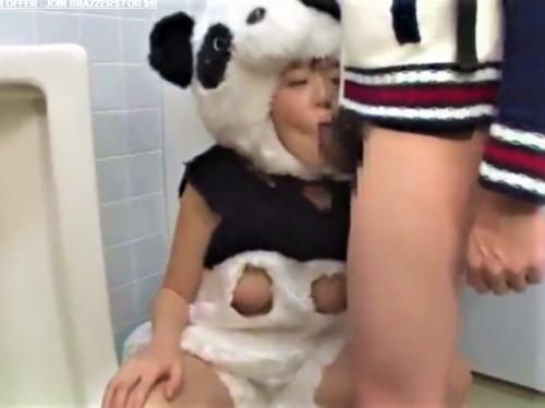 公衆トイレでパンダの着ぐるみの淫乱痴女にフェラ抜き！唾液たっぷりのじゅぽじゅぽフェラで口内射精！巨乳女優【浜崎真緒】