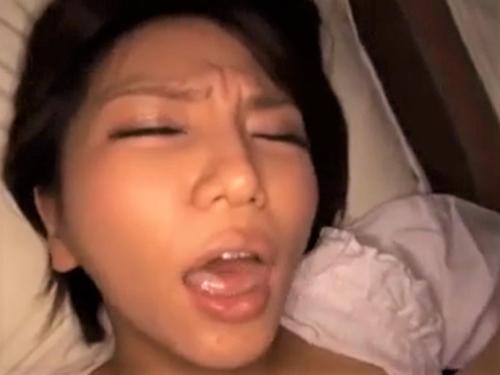 若い人妻が寝てるところを無理矢理喉奥フェラさせて口内射精抜ける！こんな淫乱チンポ好きお母さん最高だな！【高梨あゆみ】