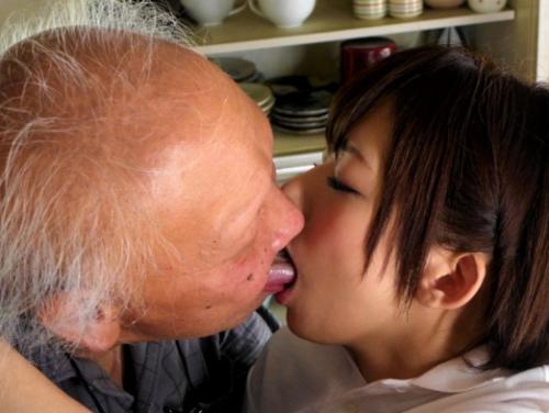「マジブラック企業だわ～・・・」介護の現場でジジイとベロチューしたりフェラしたり無許可で口内射精されたり、、【麻里梨夏】