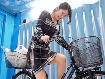 ＜マジックミラー号＞アクメ自転車に乗って潮吹きしまくる淫乱人妻！！挿入されて感じまくりｗｗ