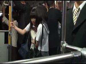 電車でJKがレズ行為をしてたら強姦間に目をつけられた！電車内で仲良くチンポハメられるｗｗｗ