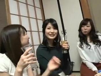 エロい人妻が集まって乱交三昧！巨乳で中出しで酒池肉林