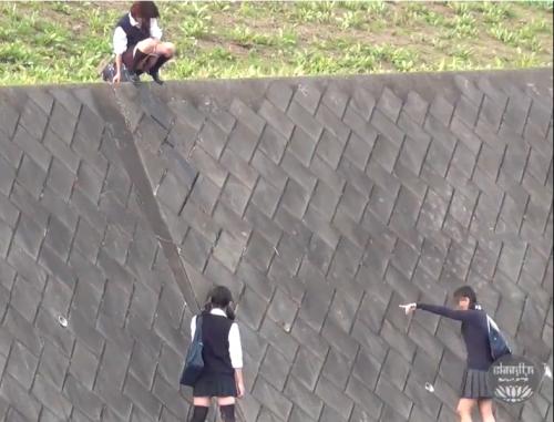 明るい野外で放尿を楽し天真爛漫なJKたち