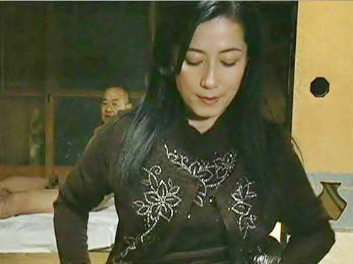 身寄りの無い母娘に付け込み生挿入中出し種付けする鬼畜親父の昭和ポルノ映像。ヘンリー塚本【七海ひさ代、塚田詩織、親子丼】