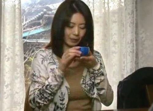 【ヘンリー塚本】甲斐性の無い旦那に見切りをつけて絶倫男と再婚した四十路熟女妻がセックスで痙攣する程感じてしまう