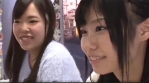 【MM号】恥ずかしいけどお金がほしい！女子大新入生ブスかわ娘が友達の前でおっさんにベロベロに舐められ挿入されまくってます