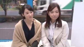 【マジックミラー号】３３歳美人人妻とお友達が卑猥なエロマッサージを受けち◯ポをペロペロ！子宮もマッサージしてスッキリ♡