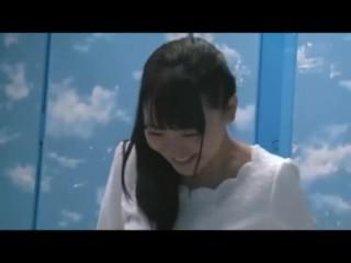 【MM号】清楚美人お姉さんがパンツ脱いで男のチンポの上にのって彼氏いながら素股してエロいこと喋って盛り上がってる♡