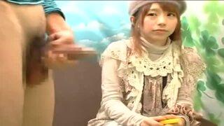 【センズリ鑑賞】ナンパされたかわいいJDのお姉さんが巨根のデカチンをマジマジ観察！