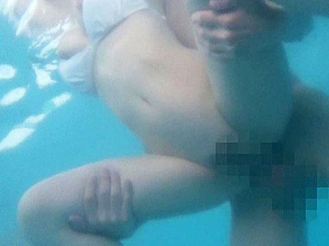 市民プールで白昼堂々の母子相姦♥こんな透き通った水質じゃヤってるの周りにバレバレですからお母さん！