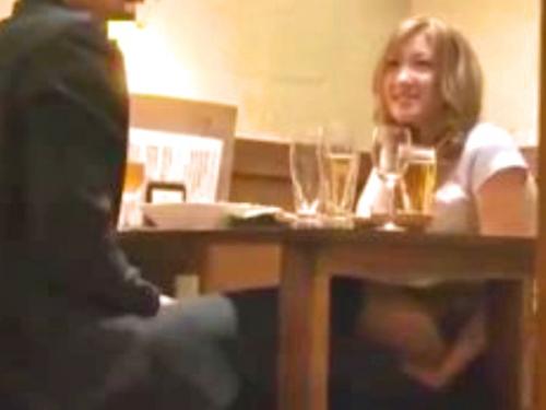 【盗撮】居酒屋で金髪ギャルが酔ってセックスし出したのでこっそり撮影