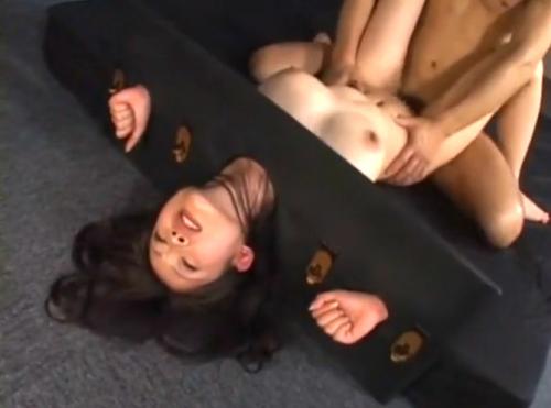 【友田真希】鬼畜ギロチン拘束レイプ！巨乳ギャル首絞め失神！胃液逆流イラマチオ拷問！ガン突き肉便器堕ち調教で顔射イッＱ！