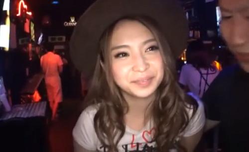 【GALなバー店員露出公開SEX】金髪ギャルが客に潮吹き潮入りテキーラ飲ますｗデカ尻ショートパンツで激カワ巨乳最高♡