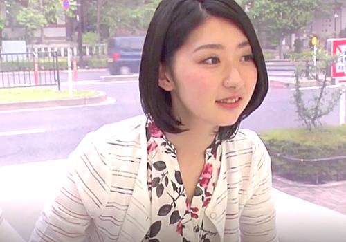 【素人】中出しだって気持ちよければ拒めない！VRに夢中で周りが見えない旦那のすぐ横で迫られるスリルにびしょ濡れの人妻！旦那との距離は数センチでの寝取られセックス！