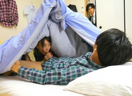 【兄貴の彼女】「勢いに任せてそのまま強引にサイレントNTR！」布団の中で兄貴の彼女とバレないように中出しSEXしまくった ！