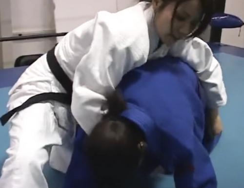【女子柔道】「寝技なんて余裕で避けますんで」黒帯格闘家がセクハラされまくりの柔道対決でどうなってしまうのか!?