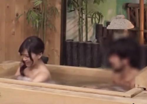【モニタリング】「すっごい…大っきいですね///」混浴中にイケメンに絡まれてデカチンを見せつけられた結果、奥様が取った行動とは！？