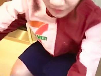 ※完全アウト※夜勤コンビニ店員の女が客にフェラさせられてます
