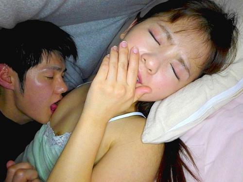 【妹NTR】 「一体、布団の中で何してるんだよ…！」溺愛されてきた妹は兄の隣で静かによがる！隣の布団でかわいい妹が後輩とイチャラブSEX…。