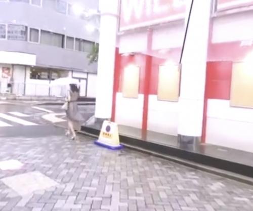 【VRでストーカーレイプ擬似体験】リアルすぎ！雨の中JDを追跡してひと気のない場所で無理やり犯す