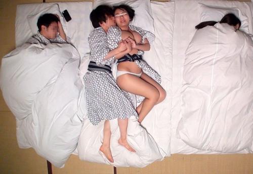 ＜素人＞お互いのパートナーが隣りにいるのにバレないように中出しSEXをする大学生