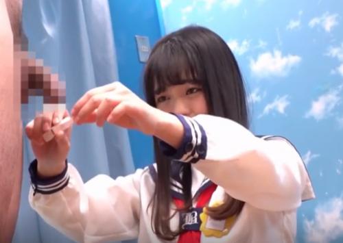 【MM号】素人娘がビンビン勃起チン◯ンに興味津々！ショップ店員のかわいこちゃんが制服コスでうぶなチン◯ンいじり！