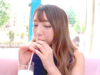 【素人】口に牛乳を含んでエッチな攻撃に耐えれたら賞金GET！！ギャル女子大生は上と下の口、どちらが先に吹くのでしょう！？