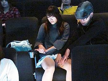【映画館痴漢】※衝撃映像※大量に人がいる中で隣のキモ漢に体を弄られる美少女w
