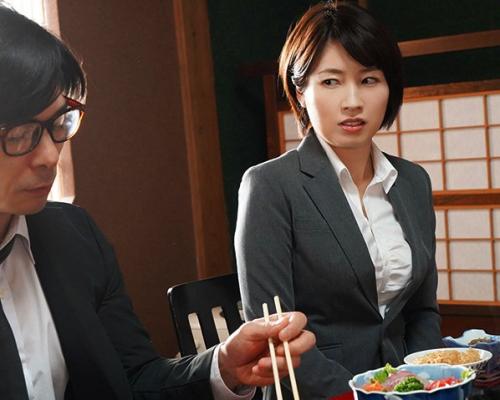 【出張相部屋】「どんだけ出せば気が済むのよ、あんた狂ってる…」使えない部下に無理矢理夜這いされ何度もイカされてしまった女上司…。