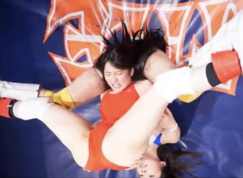 「やめろぉ！！ふざけんじゃねえよぉ！！！」キャットファイトで酷く屈辱的な辱めを受ける女戦士