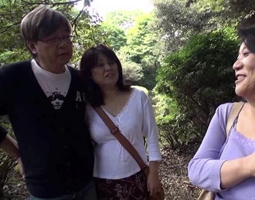 【熟女ナンパ】「おたくの旦那さんいい身体してそうね」夫婦に話しかけてパートナー交換を提案する熟女www