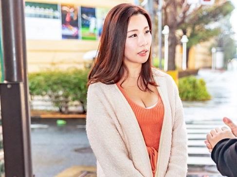 【美魔女ナンパ】冴えわたる話術で西新宿に居た激エロ人妻をゲット！正常位でいれると、騎乗位、バックとあえぎまくりで最後は正常位で胸に発射！