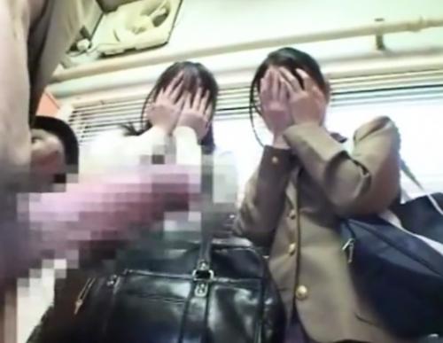 【勃起チンポ見せつけ】「ひやぁっ！ムリムリやだぁ///」電車でいきなりの巨根露出に目を隠しつつも間から見てやがるww