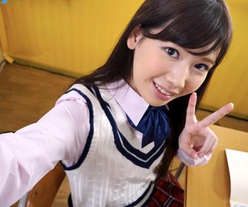 【明里つむぎ】「大っきくて硬いですね❤️」クッソ可愛い後輩JKが俺の洗ってないチンポを即尺ご奉仕ww