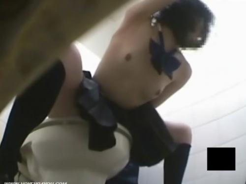 【女子中学生トイレ盗撮】個室で制服を脱いでまだ変態オナニーしてしまうJCさんの末路がこちら・・・