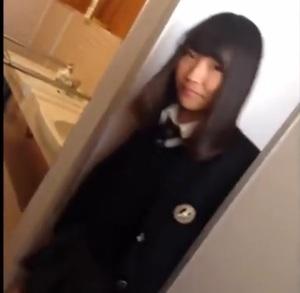 【トイレおしっこ撮影】JKが友人の御手洗いシーンをふざけて盗撮した結果・・・
