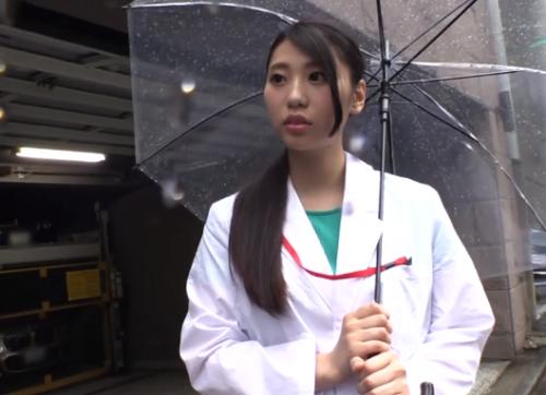 【素人】看護士以上にスケベなのは実は薬剤師さんだった！？ナンパしてニセの媚薬を飲んで発情する白衣の女性