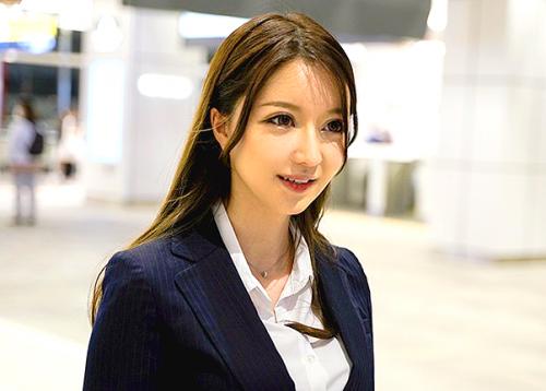【人妻】「えっ！こんな人が…」外資系LCCの空港職員ハーフ人妻
