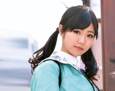【素人】ピースしながらフェラとかもえげつなき可愛さ！！男優とのゴム無しハメハメで超感じまくりのイキまくり！！最後はモチロン中出し発射～！！