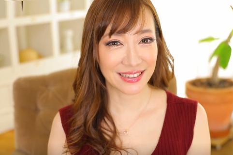 【熟女】「皆さんも、エロ熟女の魔法にかかってみませんか…？」美魔女という言葉が最も似合う人妻の年下男を惚れさせちゃう年の差性交！