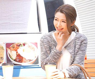【熟女】「今夜、僕は童貞を捨てられるかもしれない。」 ある日、元気の無い僕を見かねた奥さんから遊びの誘いがあって…。