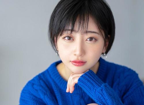 【美少女】凛とした眼差しの、神秘的で妖艶な雰囲気を漂わす美女。