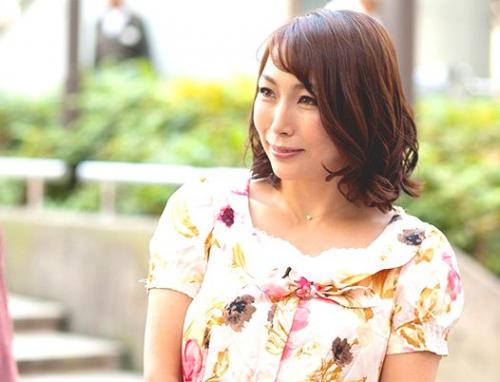 【素人】まだまだヤりたがりの熟女ナンパ！若いチンポを差し出すと目の色が変わり、全身高潮し連続逝きでち○ぽを貪る様に締め付けだす！