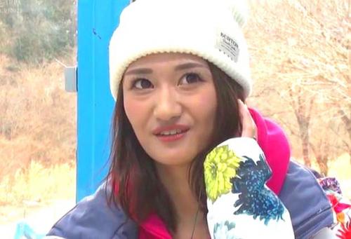 【MM号】「旦那さんを誘惑し耐えられるかを奥さんと一緒にモニタリング！」その様子を見て悲しんでいる奥さんを口説き、旦那までミラー越し30cmの距離で寝取って声を押し殺せないほどイカせる！