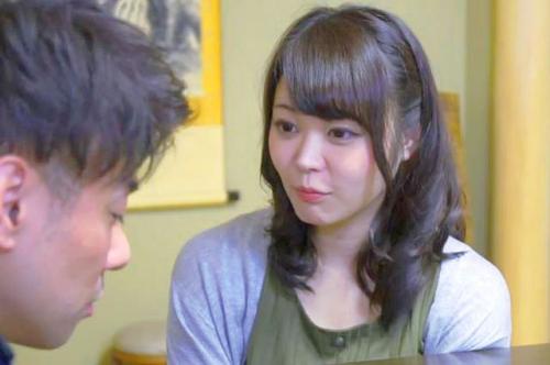 【義母】「コタツの中で内緒で義母のオマ○コに悪戯♡」父親が再婚して連れてきた新しい歳の近い義母に欲情極まり近親○姦生中出し！