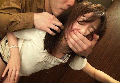 【レ×プ】思わせぶりで男たちを無自覚に誘うあざとい童顔で巨乳で可愛くてずっと気になっていた職場の同僚をレ×プしてやった。