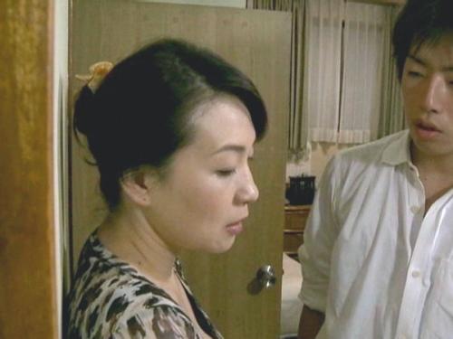 【ヘンリー塚本】「旦那のチンポより気持ちいいんだろ？」不倫して他人棒に杭打ちされ喘ぎまくるBBAがエロいww