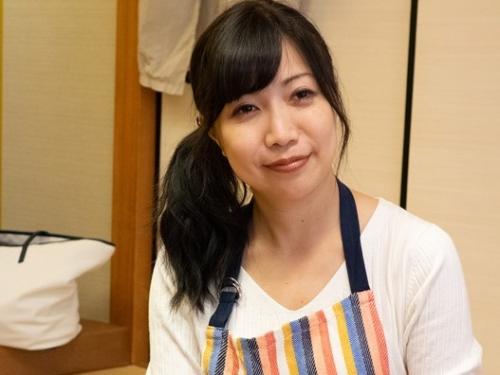 ＝素人＝「闇の中静かに犯され中出しされた無防備敏感熟女！」旦那が不在の閑散期を狙い女将に近づく！