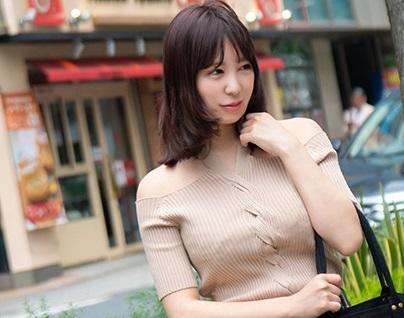 【素人】街頭で可愛い女性を見つけたらフリーハグのお願いをしてそれ以上踏み込めるか判断！着エロと称して下着拝見！そのままセックスまでチャレンジ！